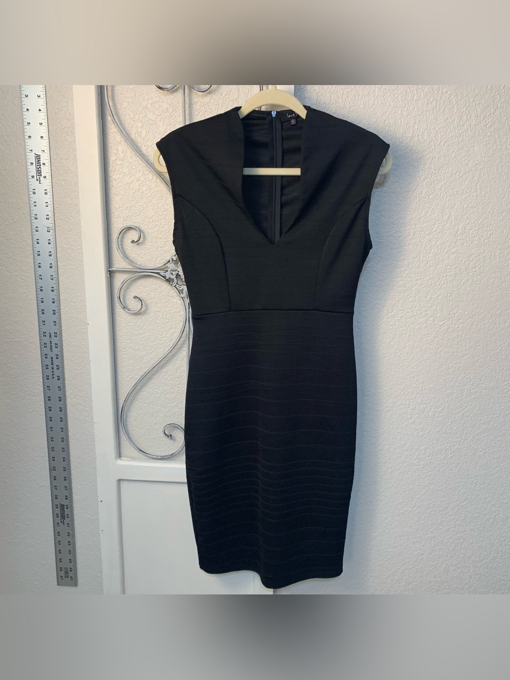Women's Black V-Neck Sheath Dress